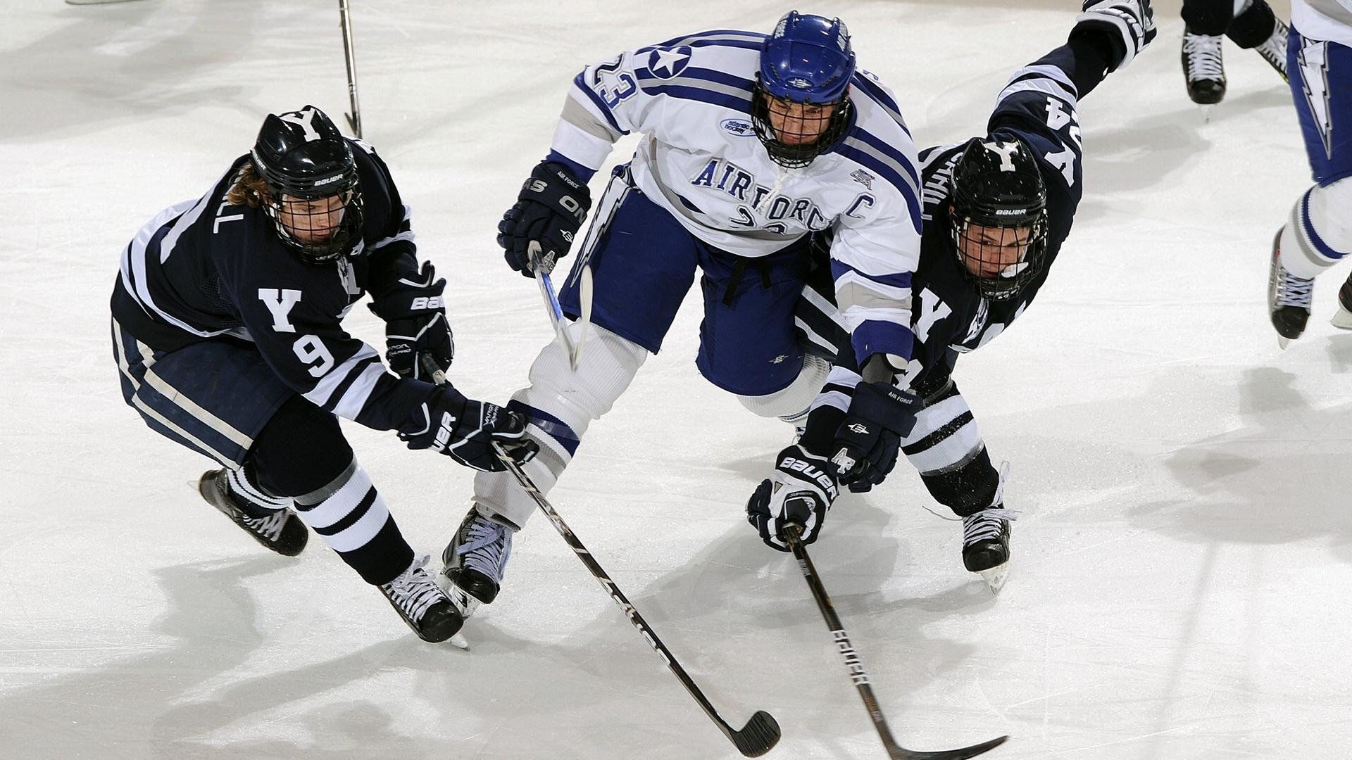 队内组织技术分析会鼓励球员从数据中总结个人提升路径，球员组织能力